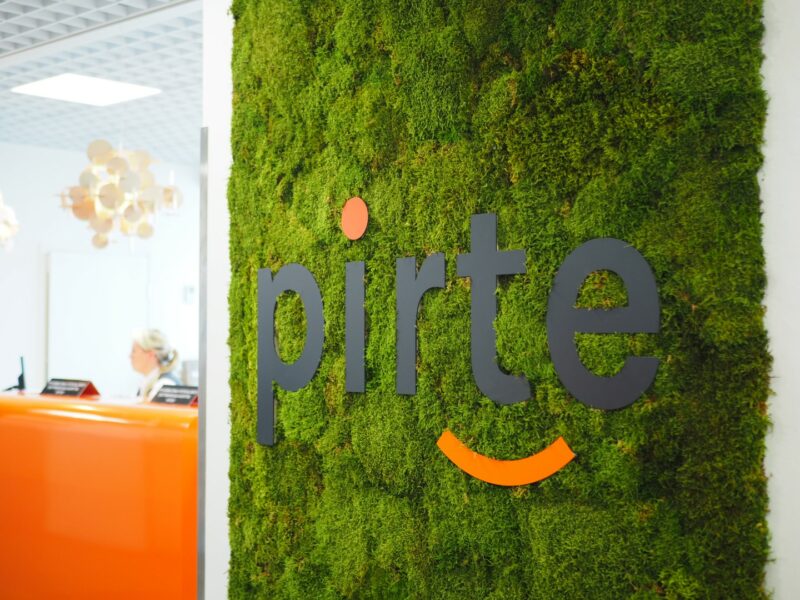 Pirte työterveys ja lääkärikeskuksen sammalseinälogo